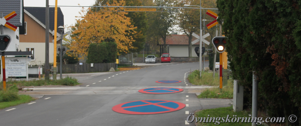 Stoppförbud. Järnvägskorsning