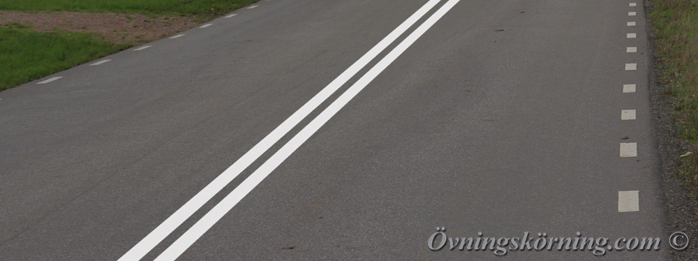 Vägmarkeringar. Dubbel heldragen linje