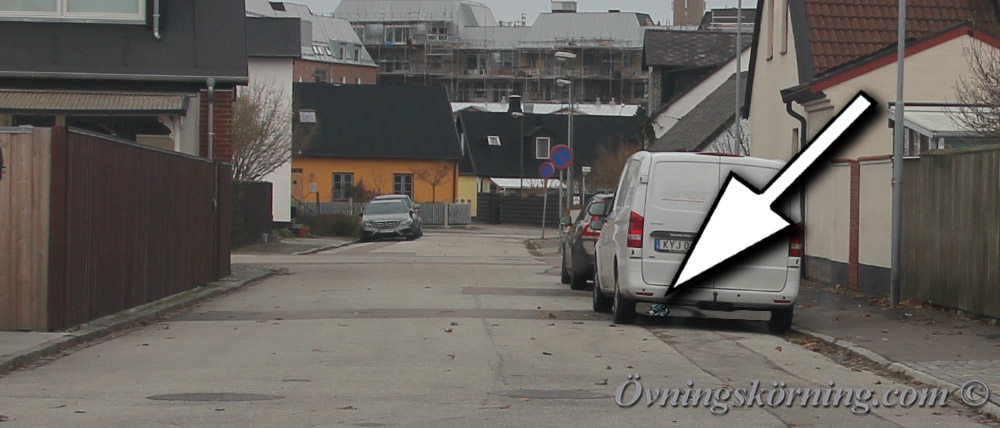 Titta under bilar för att upptäcka barn