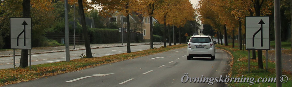 Där två körfält eller körbanor går samman och blir till ett gäller blixtlåsprincipen(sammanvävning).